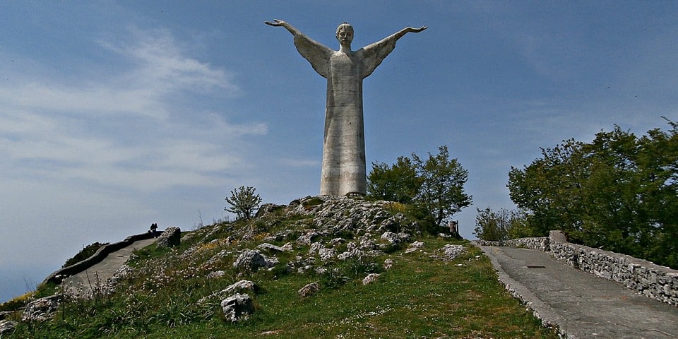статуя Иисуса Христа