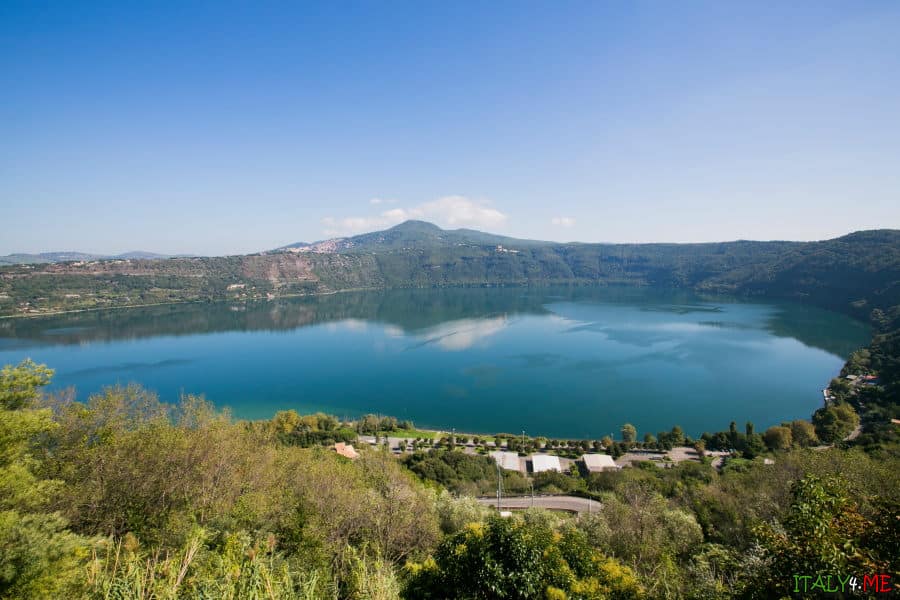 Албанское озеро в Италии недалеко от Рима