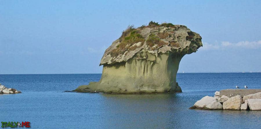 Достопримечательности острова Искья в Италии - скала Фунго в форме гриба