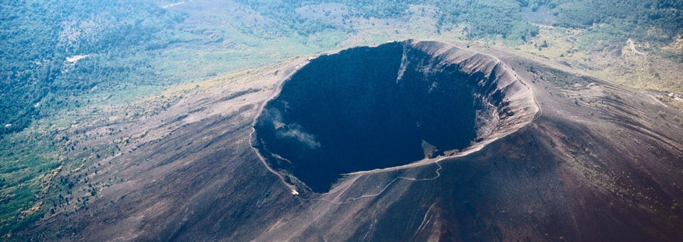 фото кратера вулкана Везувий в Италии с самолета