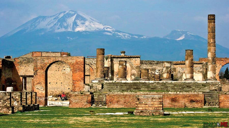Город Помпеи руины вид на вулкан Везувий