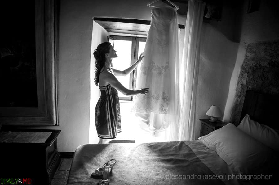 Свадебное платье невести в Италии - фотограф Alessandro Iasevoli