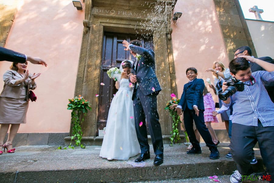 Свадебные традиции в Италии - осыпание рисом жениха и невесты