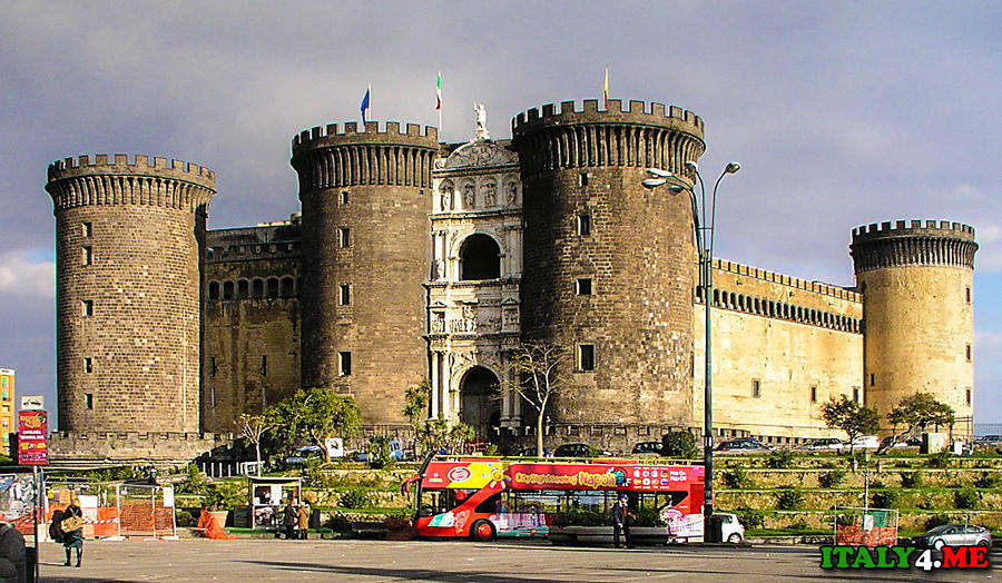 Новый Замок в Неаполе Castel Nuovo