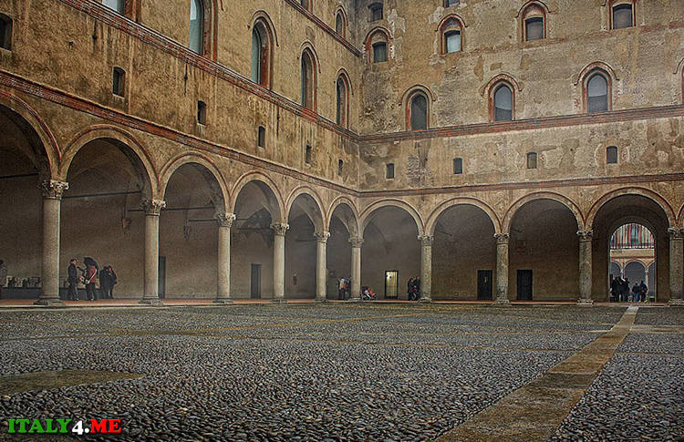 Внутренний двор замка Сфорца в Милане