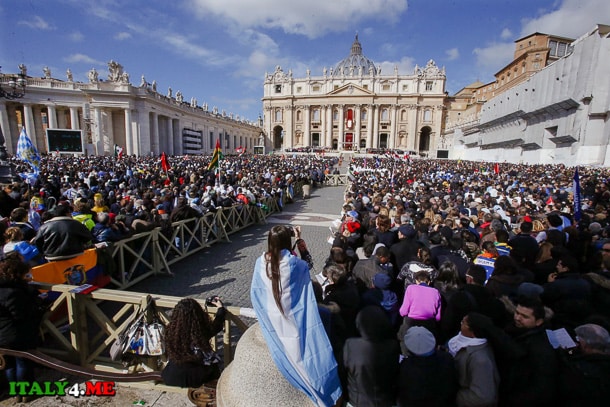 месса папа Франческо на площади святого Петра в Ватикане