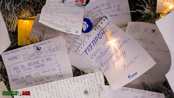 Записки с пожеланиями на ёлке вокзала Термини в Риме