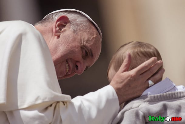 папа римский и младенец
