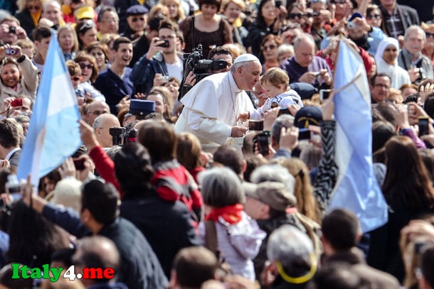 папа римский и верующие на площади святого Петра в Ватикане