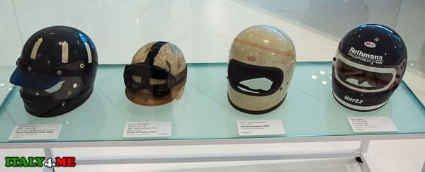 шлемы гонщиков в музее Феррари