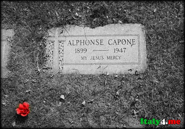 Могильная плита итальянского ганстера Аль Капоне в Маями
