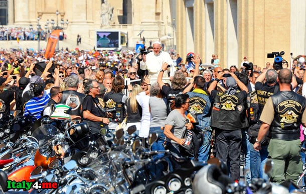 папа римский приветствует байкеров в Ватикане