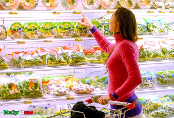итальянский супермаркет женщина выбирает продукты