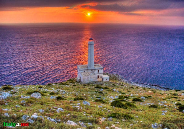 маяк в Италии на берегу моря