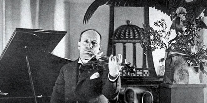 Муссолини играющий на скрипке