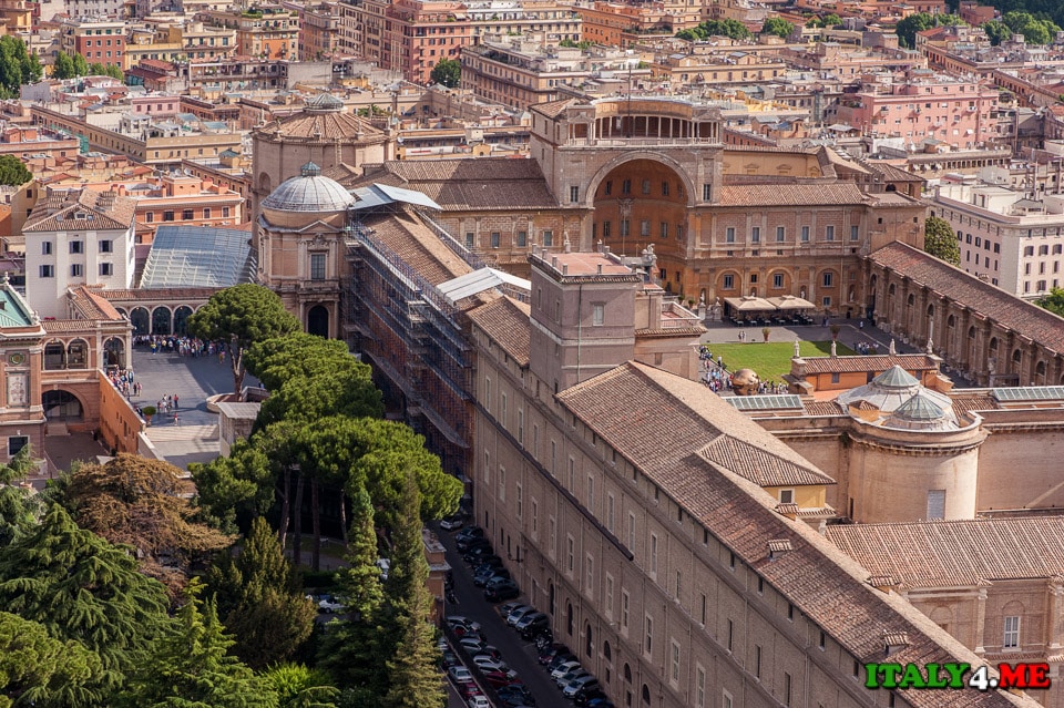 Вид на музеи Ватикана с купола собора святого Петра