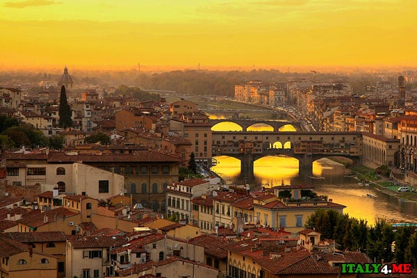 вид на мост Понте Веккьо во Флоренции панорама города