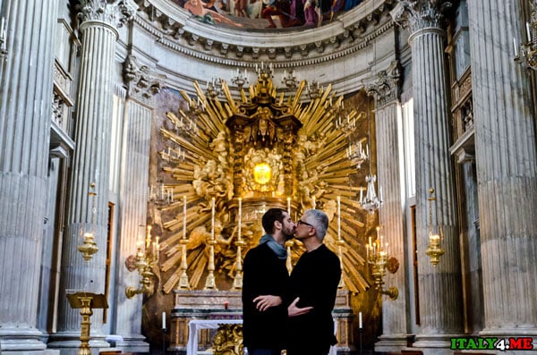 два целующихся мужчины в соборе святого Петра Ватикан