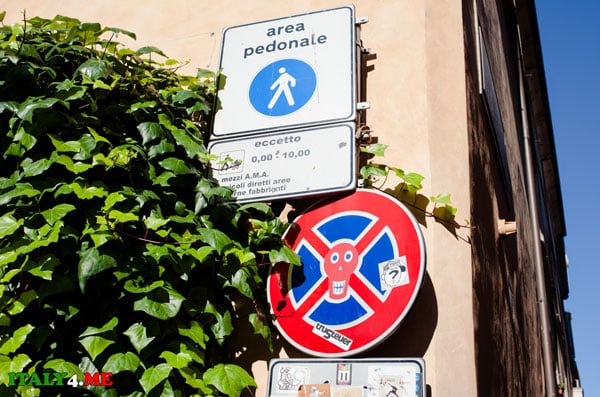 оригинальный дорожный знак в Риме