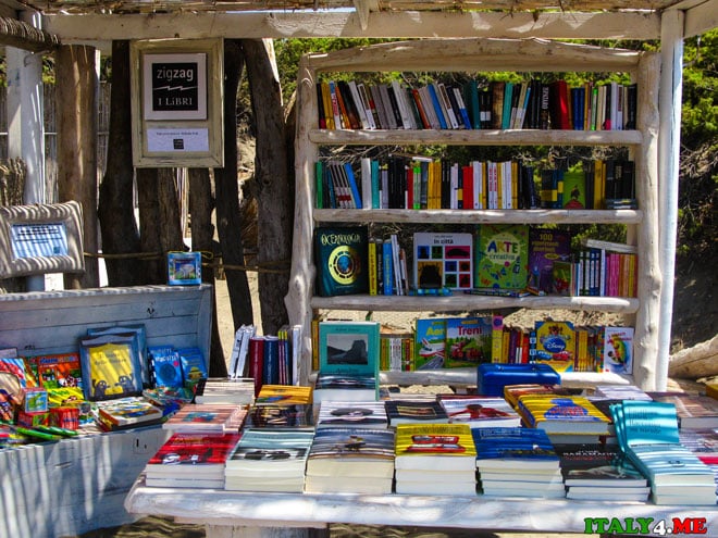 библиотека на пляже в  Италии