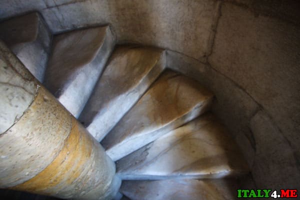 Винтовая лестница внутри пизанской башни