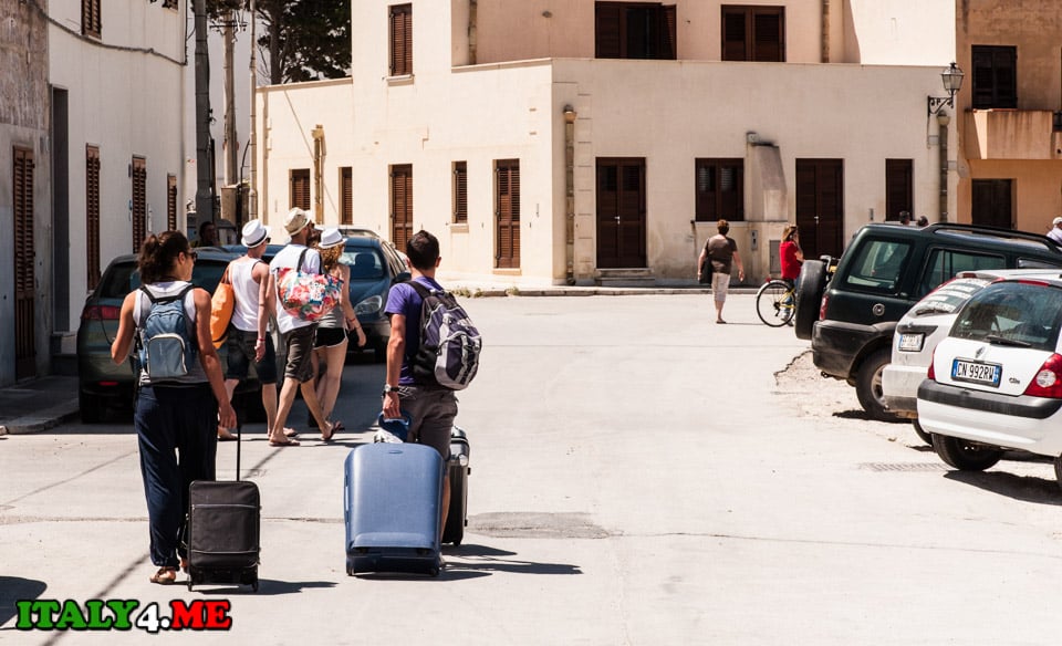 Туристы с чемоданами на острове Фавиньяна