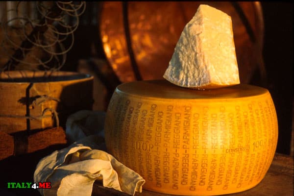 Parmigiano-итальянский-сыр-Пармезан