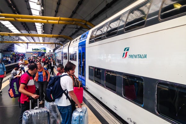 региональный поезд аэропорт Фьюмичино Рим платформа