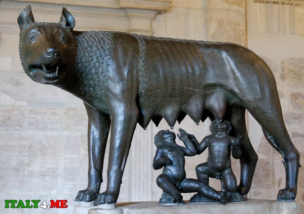 Памятник волчице вскормившей Ромула и Рема в Риме