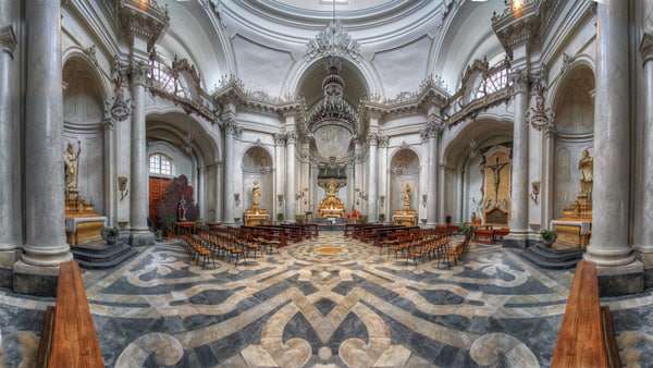 Внутренний интерьер собора святой Агаты