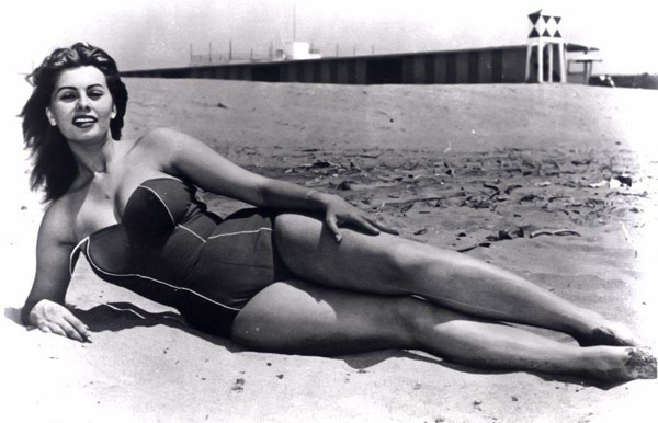 Софи Лорен на пляже в Неаполе