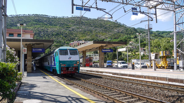 Поезд Леванто железнодорожный вокзал