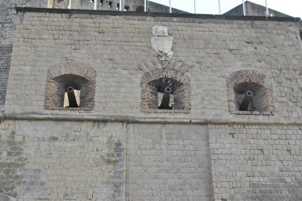 Cтены замка Кастель-дель-Ово