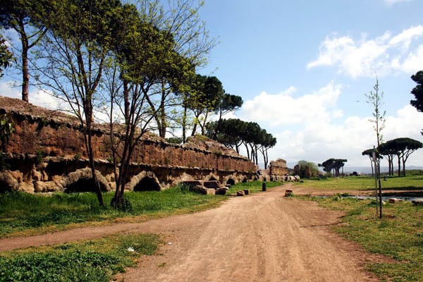 Аппиева дорога в Риме - Старинный акведук