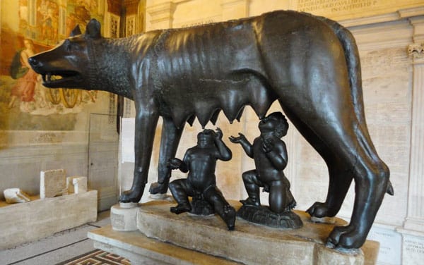 Статуя римской волчицы отлита из бронзы