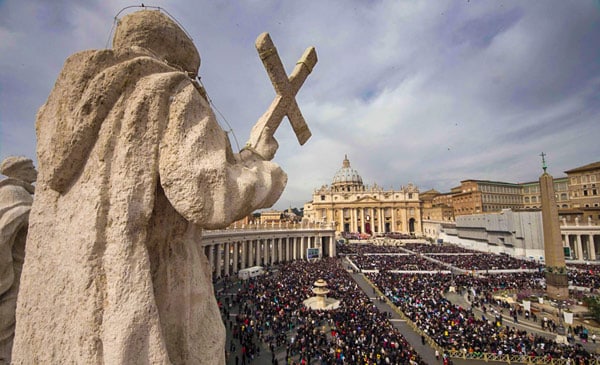 Римская воскресная месса на площади святого Петра в Ватикане