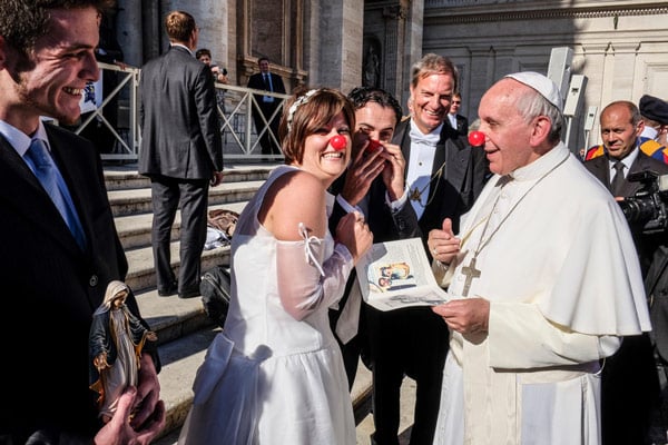 Папа Франциск общается с верующими