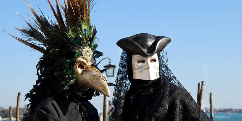 Маска и костюм доктор Чумы на Венецианском карнавале