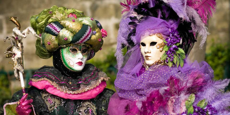 Маски и костюмы венецианских дам на карнавале