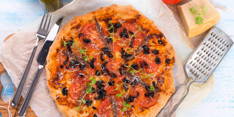 Пицца с оливками и анчоусами
