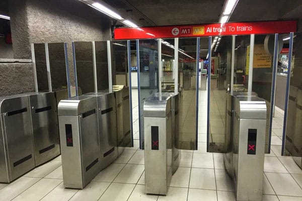 Работа метро в Милане - турникеты
