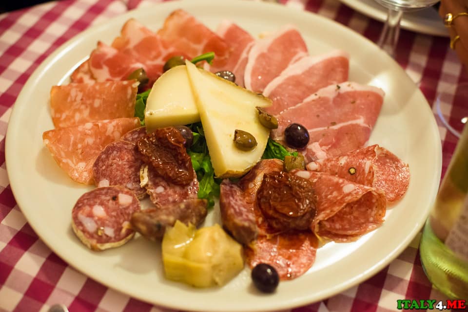 итальянское антипасто: сыр, нарезка мяса, оливы и маринованных томатов
