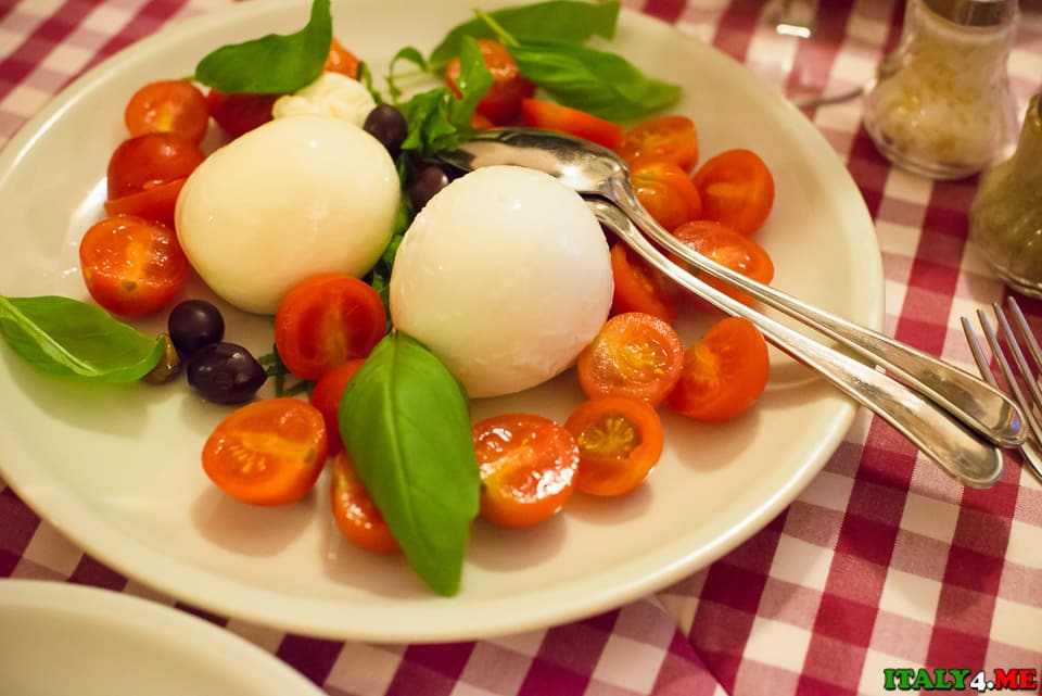 итальянский салат капрезе в римском ресторане – это помидоры и моцарелла