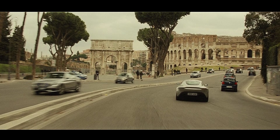 Джеймс Бонд проезжает на Aston Martin DB10 мимо Колизея и Арки Константина