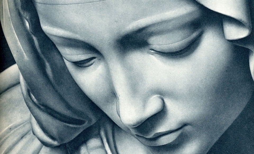 Пьета Микеланджело Мария изумленно смотрит на пронзенные рёбра и кисть руки Христа