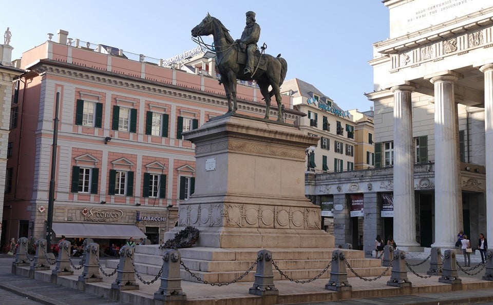Памятник, изображающий Джузеппе Гарибильди верхом на коне