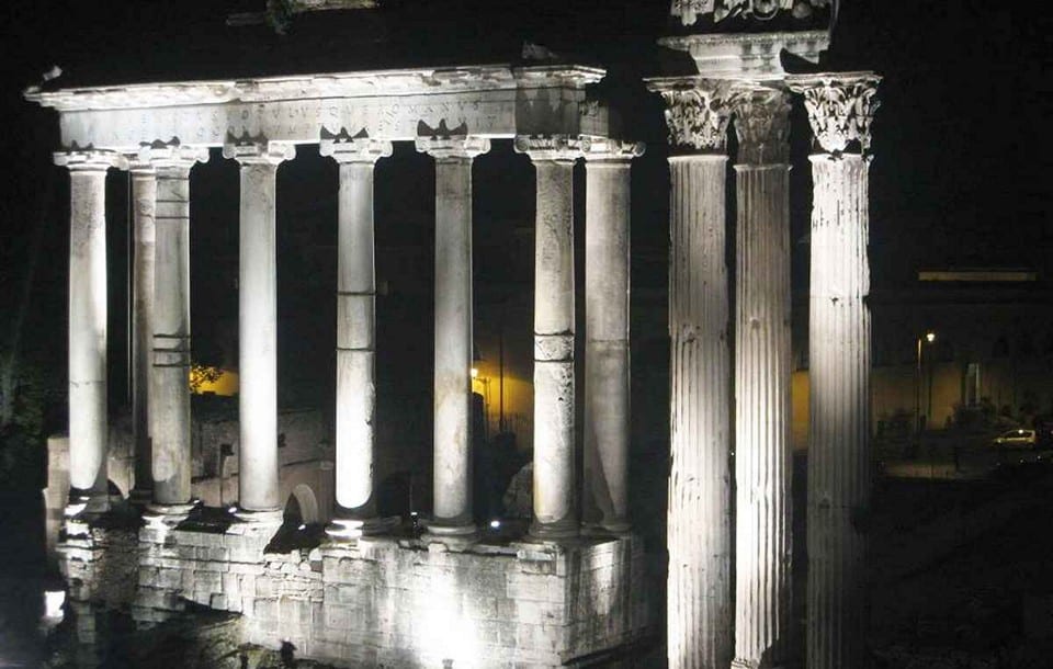 Руины храма Сатурна ночью