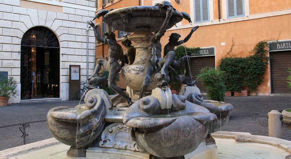 В скульптуре прослеживается связь с мифом о Юпитере и Ганимеде
