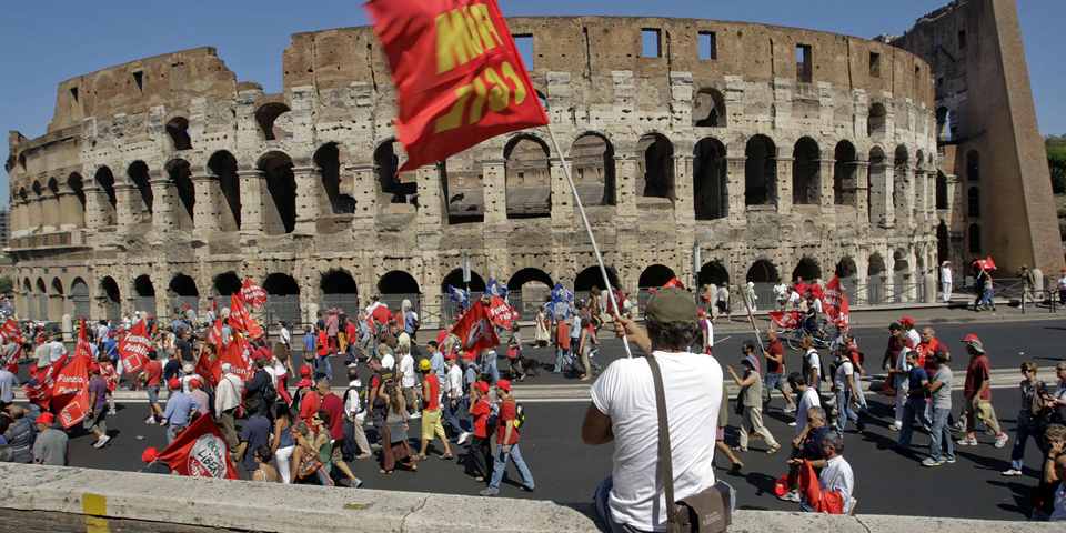 Забастовки в Италии у Колизея в Риме