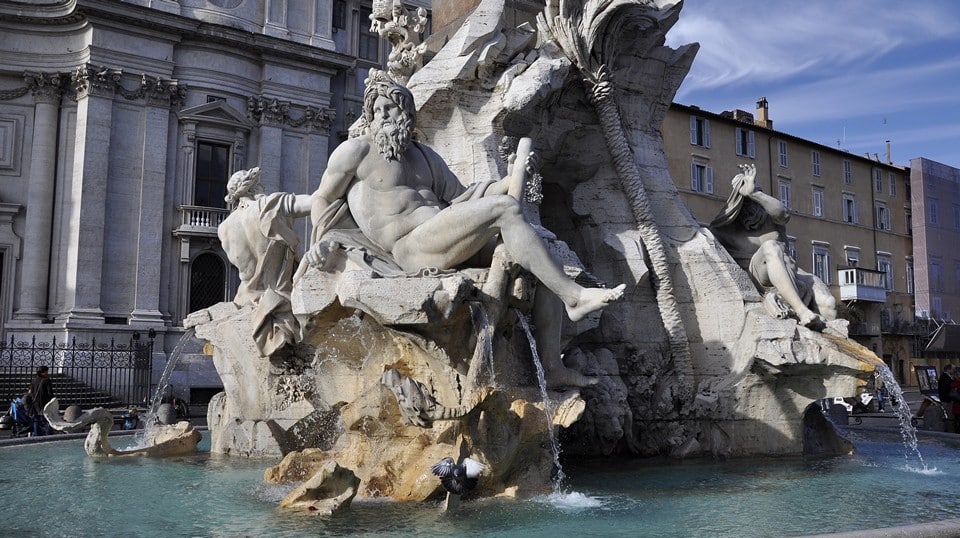 У бога-Нила закрыто лицо фонтан 5 рек на площади Навона Рим